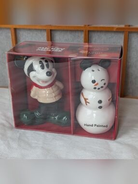 NIB Mickey Mouse Winter Salt & Pepper Ceramic Shakers Disney Christmas Snowman
